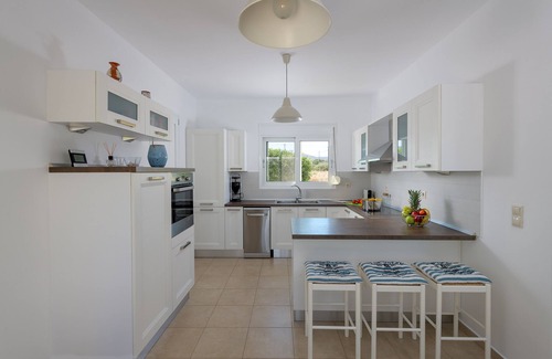 Gennadi House | Lovingly furnished house in a quiet location with heated pool and sea views
