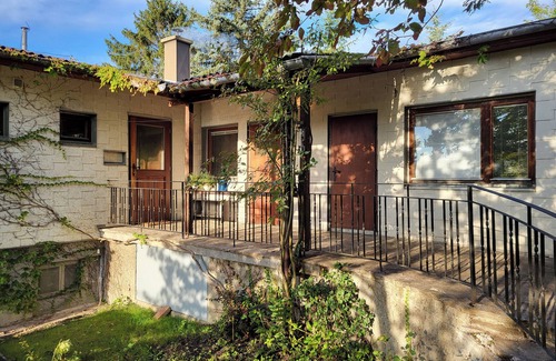 Eigenheimsiedlung House | Lovingly renovated 60s bungalow in the Vienna Woods near Vienna