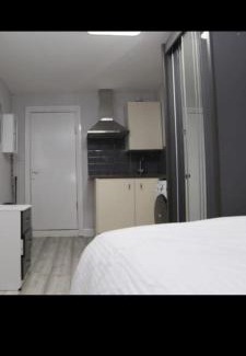 Woolwich Common House | Low Budget Studio Room