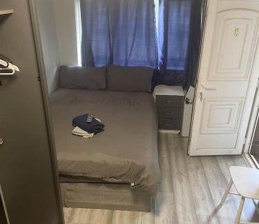 Woolwich Common House | Low Budget Studio Room