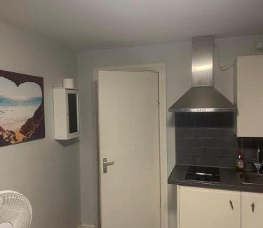 Woolwich Common House | Low Budget Studio Room