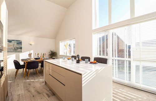 Freshwater House | Low Tide Loft is a stylish 4-bedroom detached house sleeping 8 in walking distance of Colwell Bay an