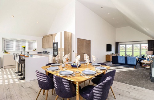 Freshwater House | Low Tide Loft is a stylish 4-bedroom detached house sleeping 8 in walking distance of Colwell Bay an