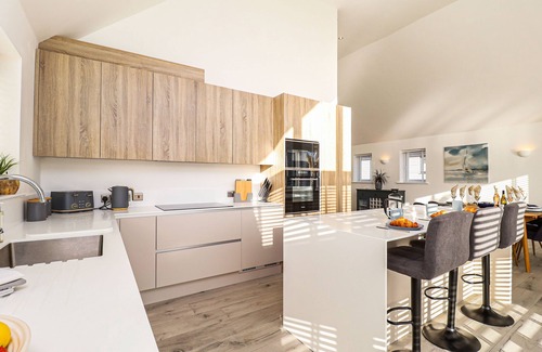 Freshwater House | Low Tide Loft is a stylish 4-bedroom detached house sleeping 8 in walking distance of Colwell Bay an