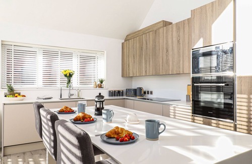 Freshwater House | Low Tide Loft is a stylish 4-bedroom detached house sleeping 8 in walking distance of Colwell Bay an