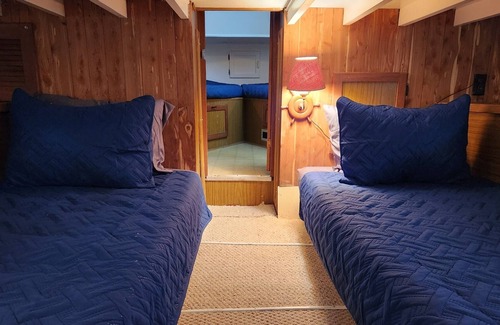 Downtown Knoxville Boat Rental | Low week-night rates! Vintage houseboat. Walk to UT & downtown Knox.
