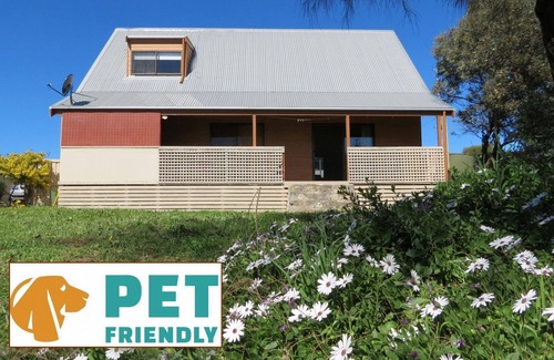 Warrenben House | Lowans Loft Marion Bay - Pet Friendly
