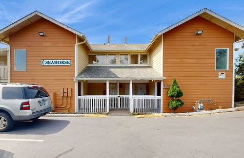 Lincoln City Apartment | Lower-Level, Dog-Friendly Studio with Ocean Views & Free WiFi - Walk to Beach