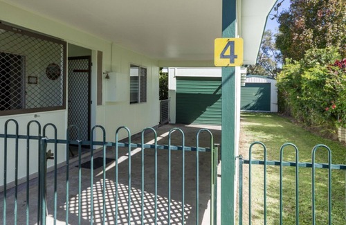 Bongaree House | Lowset, pet friendly cottage - Sunset Ave, Bongare