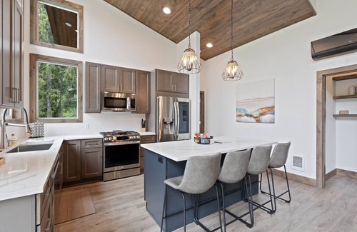 Priest River House | Luby Lodge - Modern Luxury Home with a Hot Tub