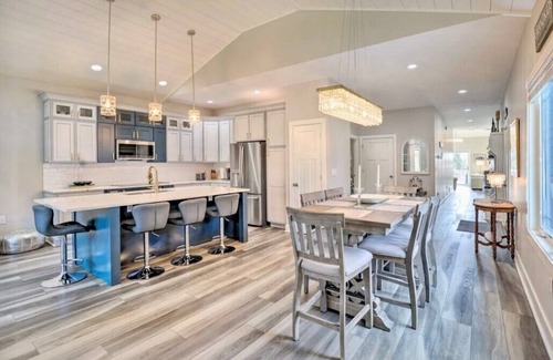 Ludington House | Ludington Beach Casita - 4 blocks from Ludington Beach and close to Marinas.