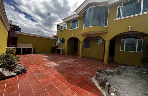 Tumbaco House | Lujosa Casa Cerca del Aeropuerto en Centro de Tumbaco
