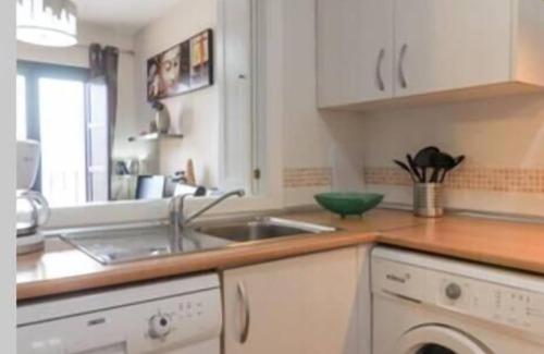 Velez de Benaudalla Apartment | Lujoso Apartamento Climatizado con Tres Piscinas, Parking Gratuito e Internet