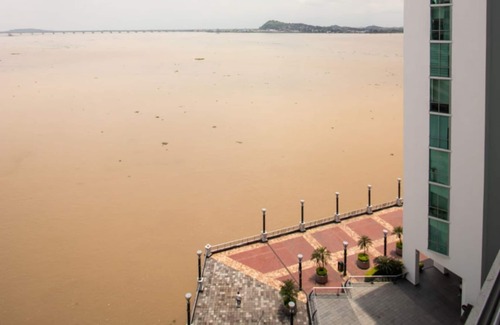 Las Penas Apartment | Lujoso Depa con Piscina - Jacuzzi y Vista al rio Desde la Habitación