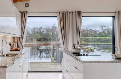 Richmond Cottage | Lulu - a lodge that sleeps 6 guests in 3 bedrooms