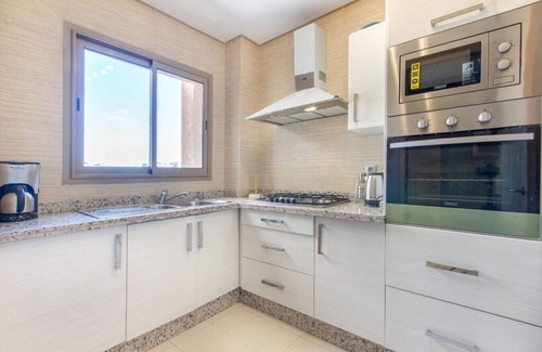 Marrakech Condo | Lumineux et Vue Dégagée sur Piscine à Prestigia