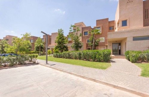 Marrakech Condo | Lumineux et Vue Dégagée sur Piscine à Prestigia