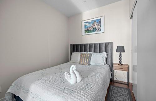 Yonge-Eglinton Apartment | luminous 2-Bedroom Apartment with Balcony