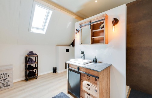 Neijen House | Lush holiday home in Limburg with jacuzzi