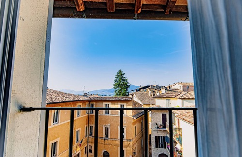 Spoleto Apartment | Lussuoso appartamento in pieno centro storico con vista sui tetti di Spoleto
