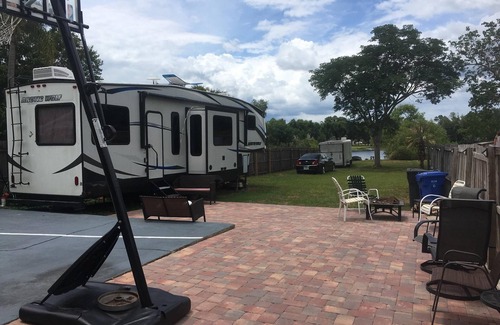 Lutz House | Lutz Lake Resort Style House