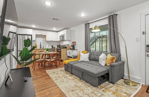Old East Dallas Apartment | Lux 1 Bed Suite by DT w/Expresso Bar, Laundry & Workspace n- DM for short stays