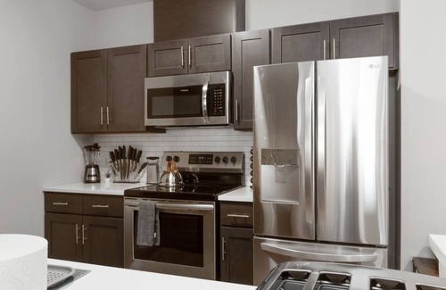 Newark Apartment | ★LUX 1 BR Apt Great Location★Parking Available