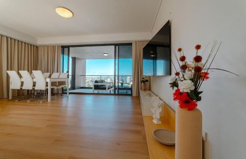 Brisbane Central Business District Apartment | Lux 18th floor 2br 2bath, River view, Pool, Spa, Sauna, Gym, Wifi,