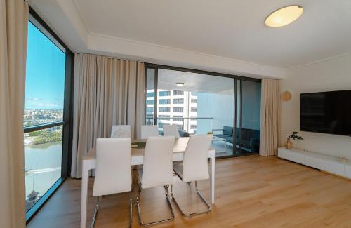 Brisbane Central Business District Apartment | Lux 18th floor 2br 2bath, River view, Pool, Spa, Sauna, Gym, Wifi,