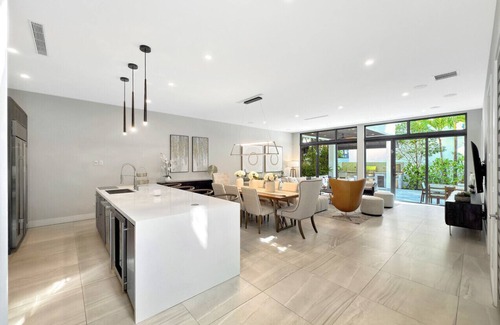 Coconut Grove House | Lux 4BR Retreat w/Heated Pool, BBQ, and Bikes