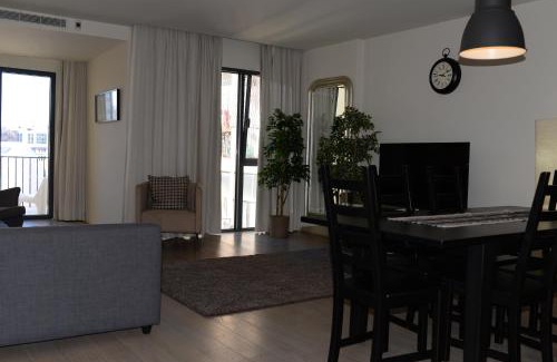 Sao Sebastiao da Pedreira Apartment | Lux Apartment with Pool and Garage