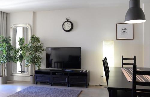 Sao Sebastiao da Pedreira Apartment | Lux Apartment with Pool and Garage