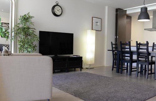 Sao Sebastiao da Pedreira Apartment | Lux Apartment with Pool and Garage