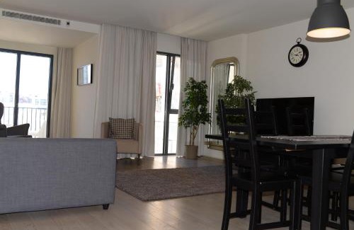 Sao Sebastiao da Pedreira Apartment | Lux Apartment with Pool and Garage