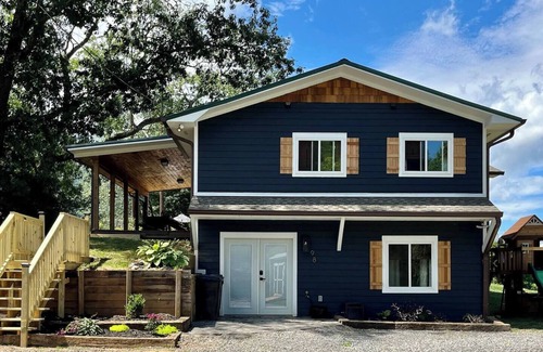 Clyde House | Lux, fam-friendly Mount Home Close to AVL/WVL Yard