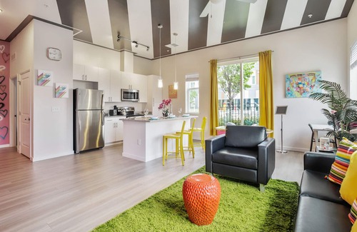 Downtown Baltimore Apartment | Lux House Of Champagne 2BR 2BA w/Free Parking & Wifi