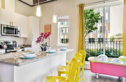 Downtown Baltimore Apartment | Lux House Of Champagne 2BR 2BA w/Free Parking & Wifi