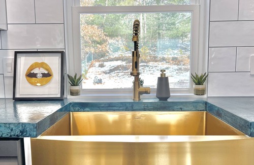 Marlborough House | LUX Lake-house + Pool near BOSTON 4bed2bath* ComplimentaryParking* Wifi*Lakeview