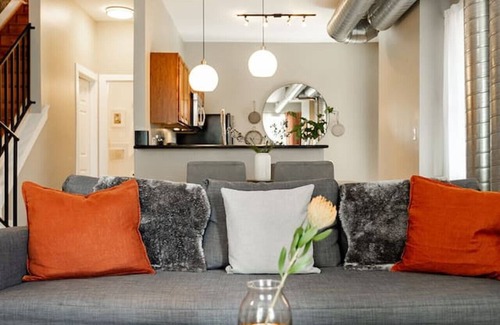 Pendleton Apartment | Lux Parkside Townhome | Free Parking | Walk to ALL