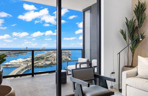 Downtown Miami Apartment | Lux Studio W City Views and Pool