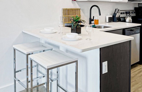 Elizabeth Apartment | Luxe 1BR King-near NYC, EWR,Prudential, NJPAC,Dwntwn Newark, MetLife