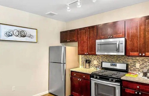 North Cambridge House | Luxe 2Bd 2Bth, King Beds, Fast Wi-Fi, Pool, Gym