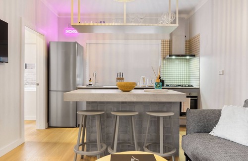 North Bondi Apartment | Luxe 2BR w/Smart TV Steps from Bondi Beach