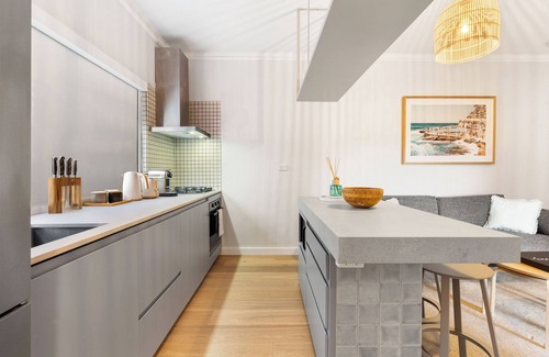 North Bondi Apartment | Luxe 2BR w/Smart TV Steps from Bondi Beach