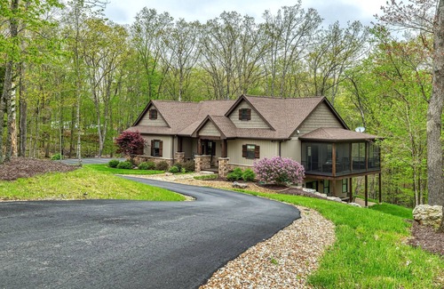 Innsbrook House | LUXE Alpine Getaway Lodge w/Hot Tub by Sarah Bernard