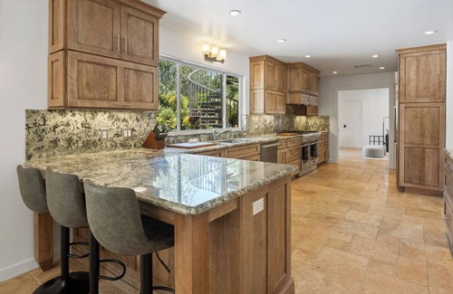 Campanil House | Luxe Beach Resort. Pet Friendly. 2 minutes to beach. Grand Pool-Spa!