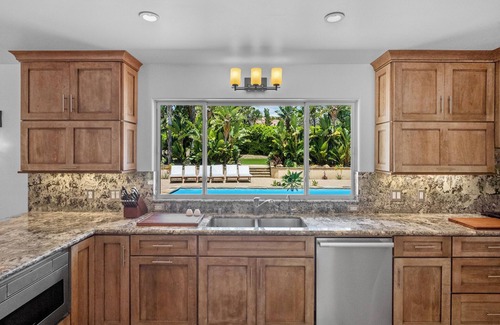 Campanil House | Luxe Beach Resort. Pet Friendly. 2 minutes to beach. Grand Pool-Spa!