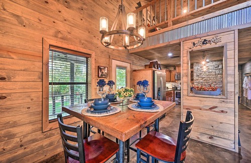 Broken Bow Cabin | Luxe Broken Bow Cabin w/Tesla Charging Station