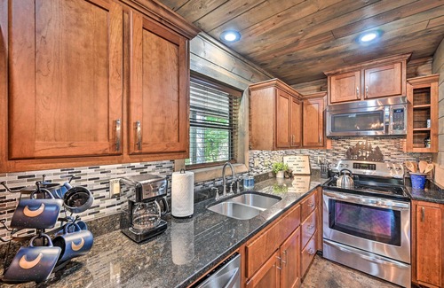 Broken Bow Cabin | Luxe Broken Bow Cabin w/Tesla Charging Station