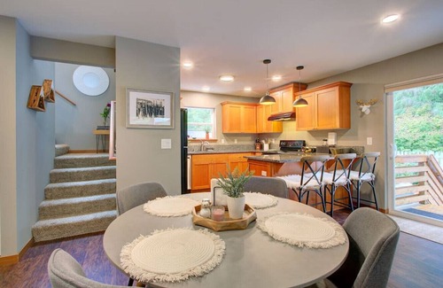 Warnick Cabin | Luxe Cabin *Hot Tub*Fire Pit*Fenced*Generator*Whole Home Water Filter